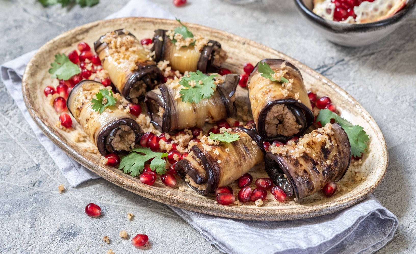 Рулетики из баклажанов с грецкими орехами: рецепт быстрой закуски