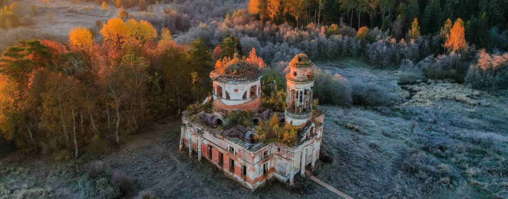 Заброшенная Церковь с колоннами