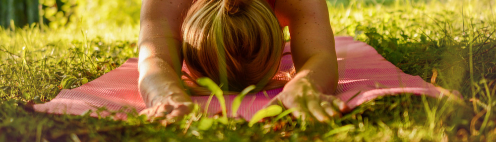 Девушка на коврике для йоги