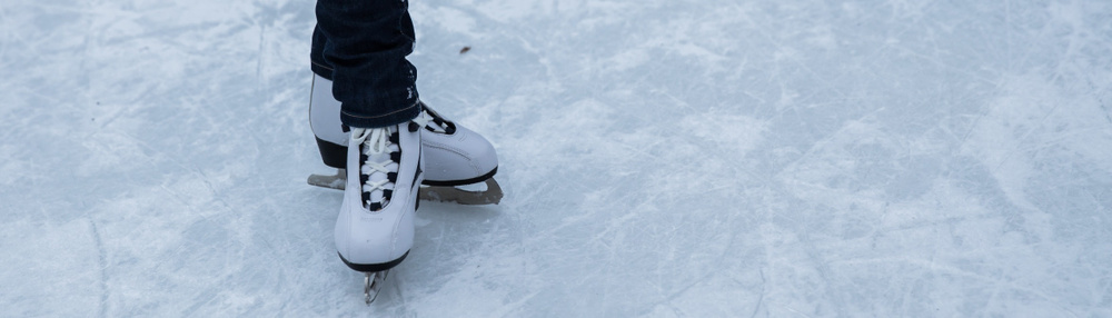 Человек в коньках на льду