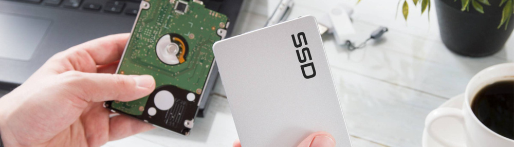 SSD в руках человека