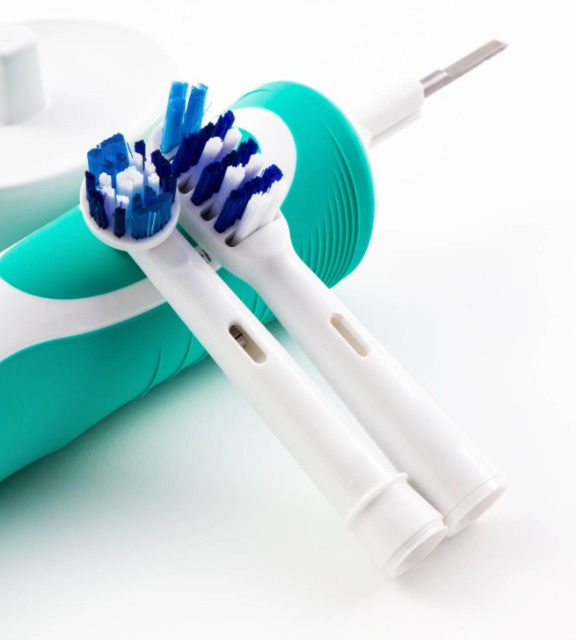 Из чего делали первые зубные щетки?