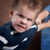 Ребёнок бьёт себя: как помочь ему правильно выплеснуть гнев