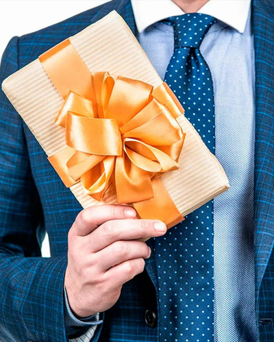 Что подарить начальнику: как выбрать лучший подарок