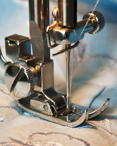 Швейная машинка мнет ткань и собирает ее в «гармошку»