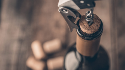 Как открыть вино штопором?