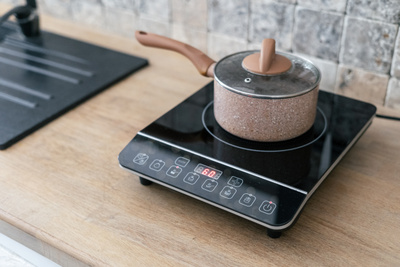 Настольные индукционные плиты: особенности и правила выбора