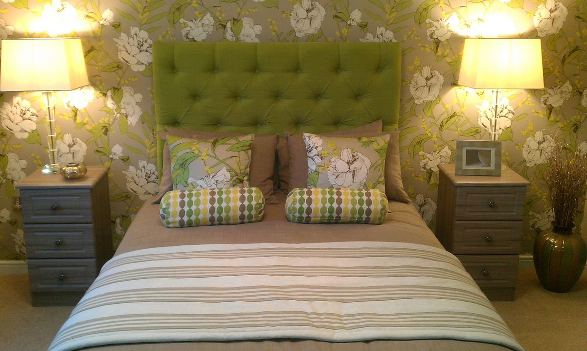 Зеленые подушки в спальню