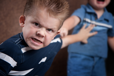 Ребёнок бьёт себя: как помочь ему правильно выплеснуть гнев
