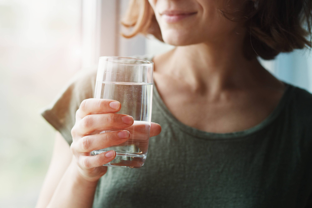 Стакан воды перед едой. Женщина со стаканом воды. Питье воды. Стакан воды в руке. Женская рука со стаканом воды.