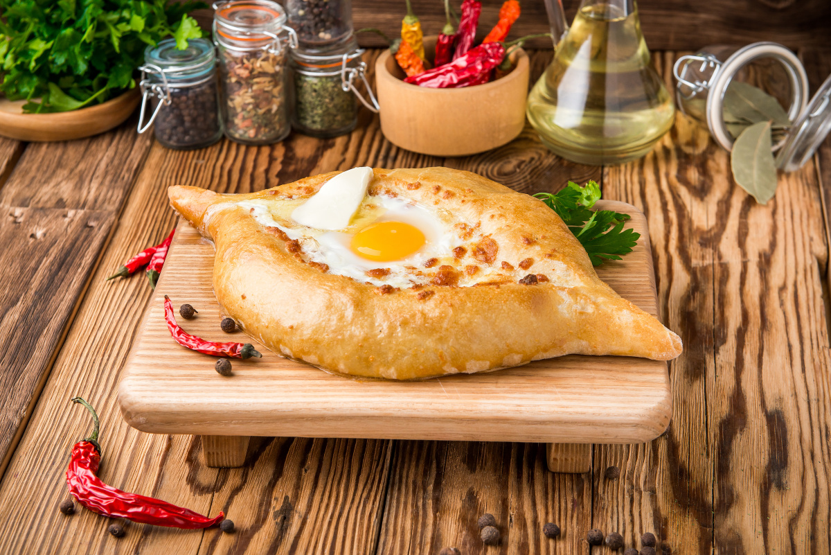 Хачапури с сыром и вареным яйцом: 3 варианта рецепта