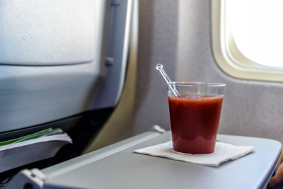 Стюардесса объяснила, почему в&nbsp;полёте не стоит пить томатный сок