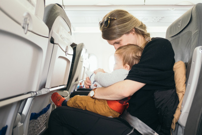 Как перевезти ребёнка в&nbsp;самолёте