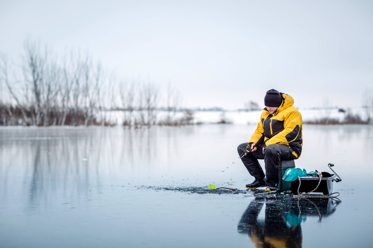 Ice fishing. Холод для рыбалки. Рыболов. Тема для презентации рыбалка зима. Winter Fishing.