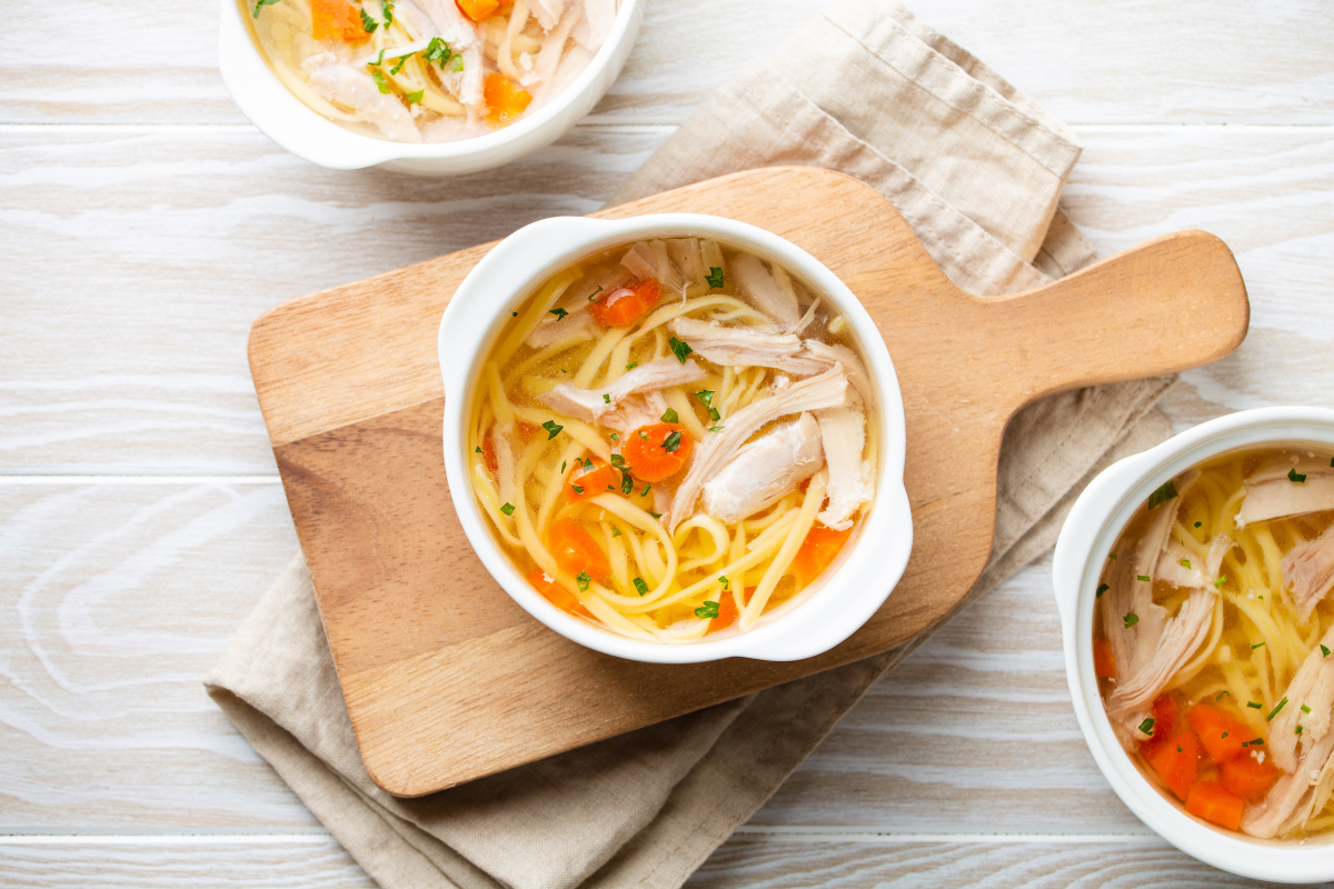 Куриный суп с домашней лапшой. наивкуснейший, ароматный. ( для начинающих)