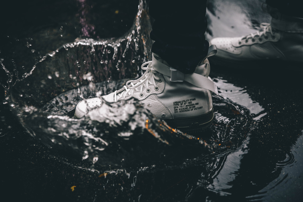 Мокрые кроссовки. Кроссовки в луже. Мокрые ботинки. Кроссовки для воды.
