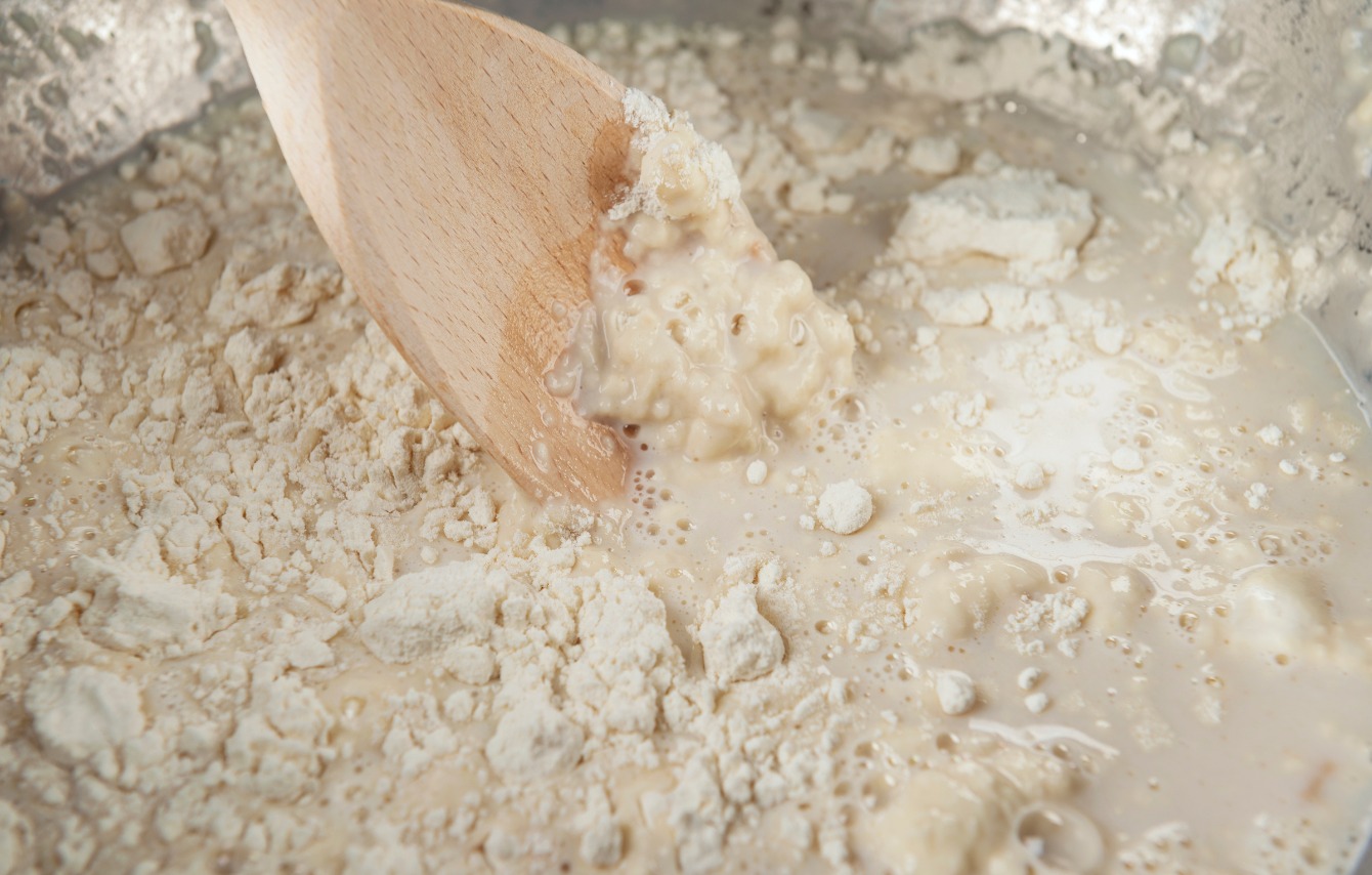 Вода мука сыр. Мука вода дрожжи соль. Мука вода дрожжи. Химическаяеакция появления клейковина вода и мука в тесте. Mix flour,Water,Salt then knead the Dough.
