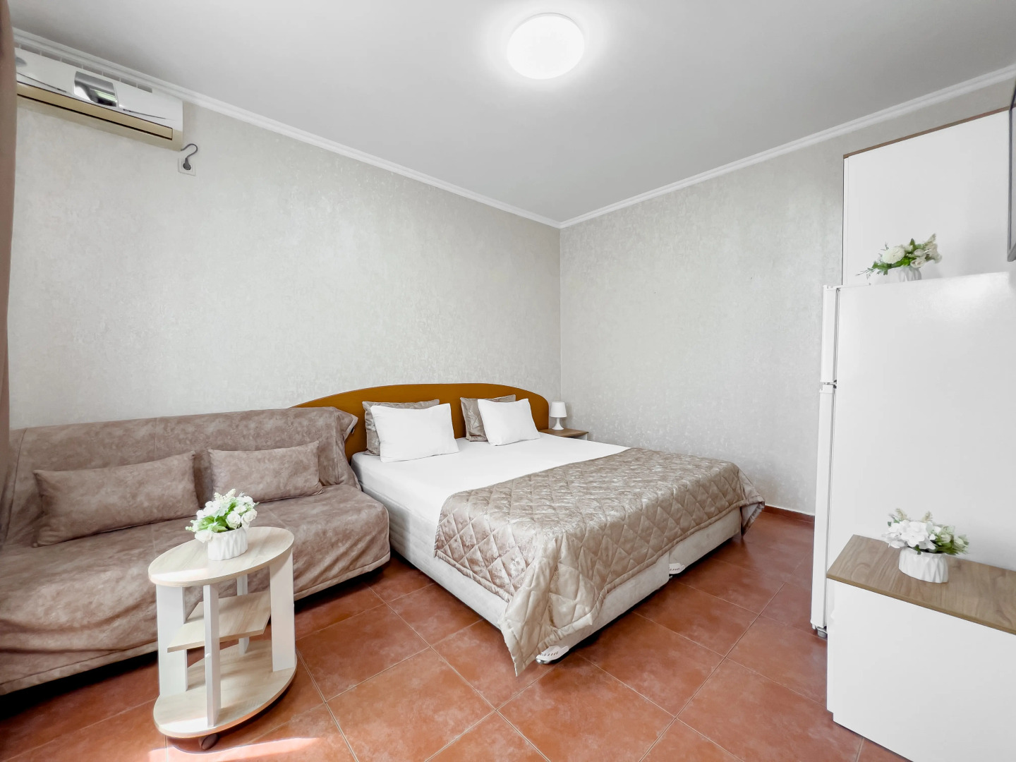 Үстел үстінде бір қызды сиқылап жатыр